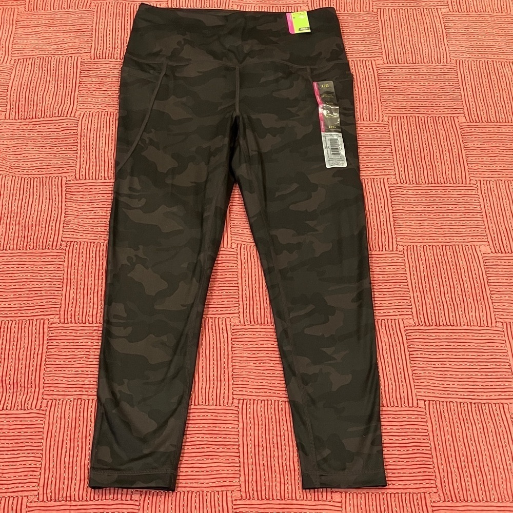 Athletic Works women’s size large NWT camo leggings